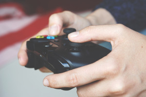 Kā mūsdienu vīrieši atpūšas pēc darba: Top 5 populārākie digitālie hobiji