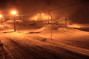 Žagarkalnā turpina pūst sniegu vienā nogāzē