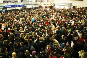 „Flash mob” akcija Centrālajā dzelzceļa stacijā