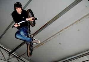 BMX braucēji gatavojas ieņemt Kijevas metro staciju