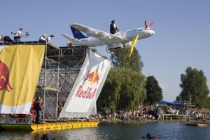 Pirmo reizi Latvijā pašdarināto lidaparātu konkurss Red Bull Flugtag