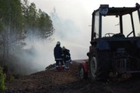 Ugunsgrēks kūdras atradnē pie Baložiem plosās jau desmit hektāru platībā