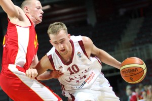 Latvijas U-20 basketbola izlase Eiropas čempionāta spēlē zaudē Melnkalnei, taču turpina cīņu par medaļām