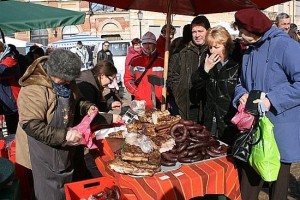 Zaļajā tirdziņā Cēsīs pirmo reizi ar rokām gatavoti makaroni un saldumi