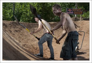 Red Bull Backyard Digger izrok, pārrok un uzlabo Ikšķiles BMX parku