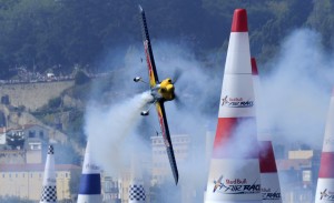 Pols Bonoms satriec Ārču Red Bull Air Race Porto