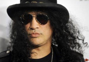 Slash sadarbojas Fērdžiju, ierakstot "Guns N' Roses" dziesmas kaverversiju