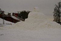 Siguldas sniegavīrs pārspēj iecerēto - ir lielāks par vairāk nekā septiņiem metriem