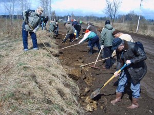 Lielā talka „Likteņdārzā” pulcē 300 dalībniekus