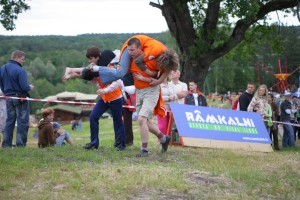 LNT rādīs „Trešo Vislatvijas Cēsu alus sievu nešanas čempionātu"