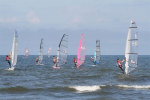 Pasaules čempionātā vindsērfingā Raceboard klasē pēc pirmās sacensību dienas vadībā izvirzās Patriks Pollaks