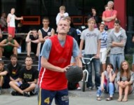 Spraigas cīņas vasaras ielu basketbolā