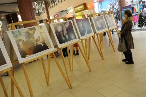 Atklāta Latvijas fotogrāfu darbu izstāde "Palīdzēsim!"