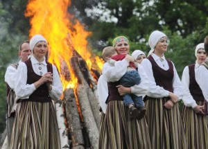 Saulgriežos Rīgas dzelzceļa stacijā ielīgos nākamos Dziesmu un deju svētkus