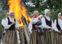 Saulgriežos Rīgas dzelzceļa stacijā ielīgos nākamos Dziesmu un deju svētkus